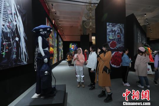 j9九游会真人游戏第一中国服装设计界“四大天王”联袂开展浓缩时尚30年(图1)